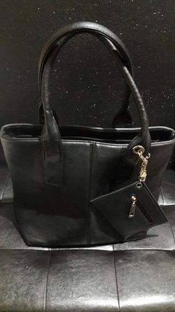 Priestrana cierna kabela,