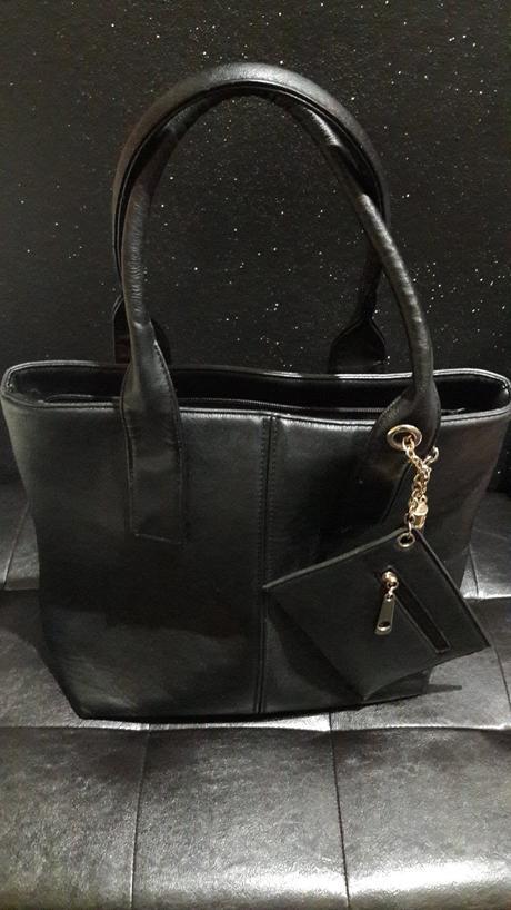 Priestrana cierna kabela,