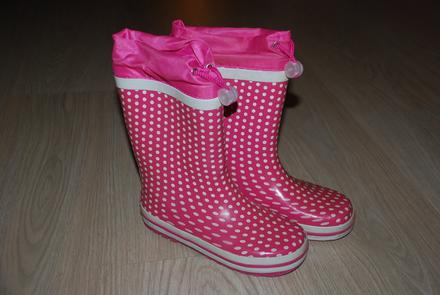 Bodkované gumáky, 32