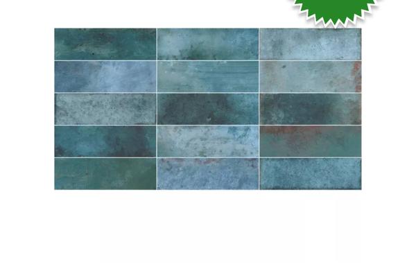 Ako kombinovať lesklý obklad okolo vane?