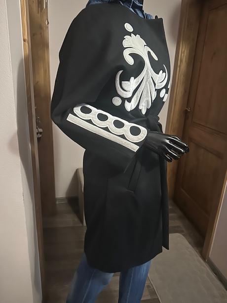 Nádherný kabát s aplikáciami a kratšími rukávmi, l / m