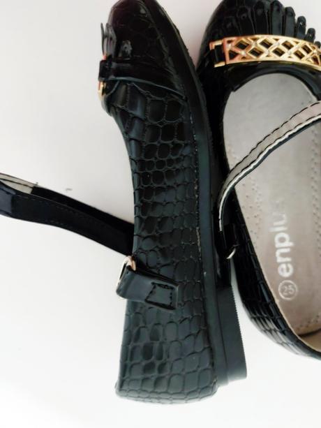 Dievcenské sandále, 25