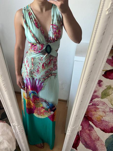 Šaty so zaujímavým chrbtom, l