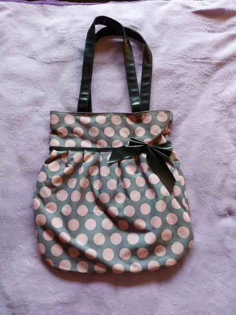 Sivá látková taška s guličkami, 