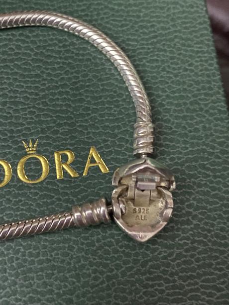 Pandora bicolor naramok, pandora