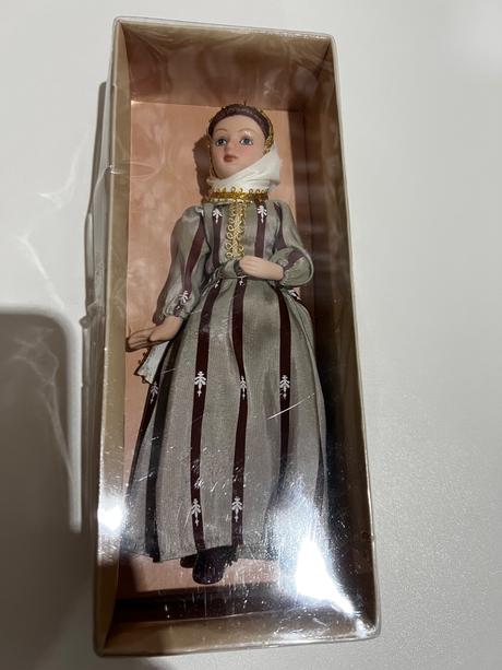 Porcelánová zberateľská bábika, 