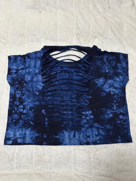 Krátky cropp top s nápisom a otvormi na chrbte, m