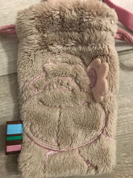 Makkučké chlpaté uni puzdro na mobil od nici, 