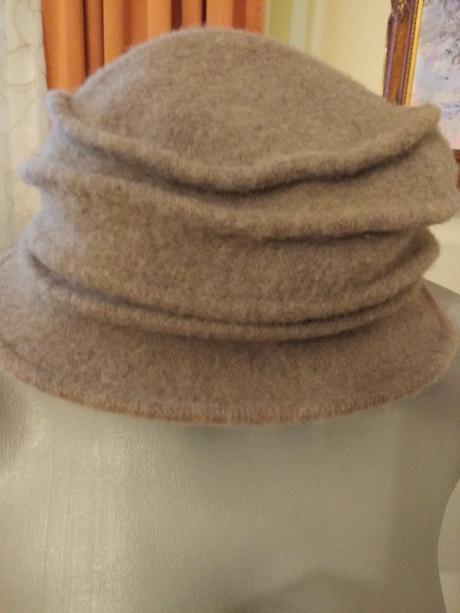 Vlnená čiapka - klobúčik, 