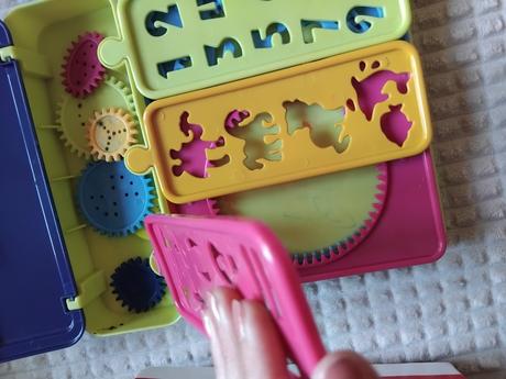 Obkreslovacie sablony, spirograf,