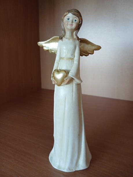 Anjelka so srdiečkom v náručí 18,5 cm,