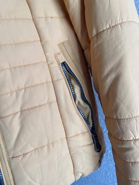 Horčicový kabát, 34