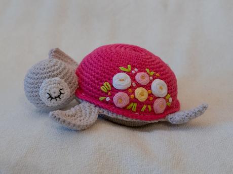 Korytnačka s vyšívanými kvietkami (rôzne farby), 