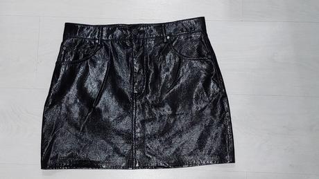 Lesklá čierna sukňa, s