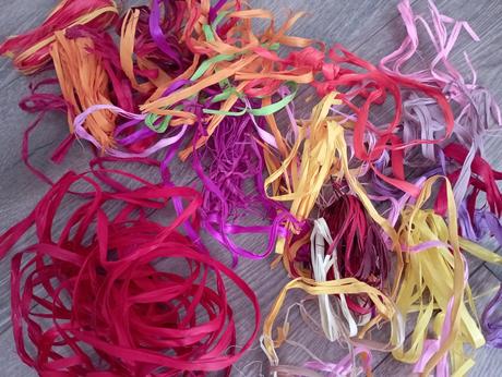 Farebné viazanie z kytíc,