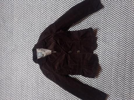 Hnedé sako, 36