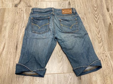 Dámské riflové kráťasy, 28