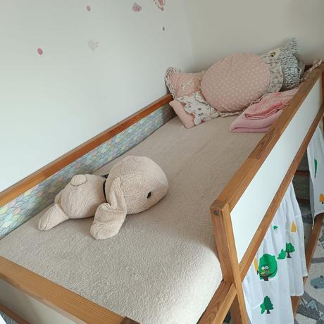 Ikea kura posteľ + závesy, možnosť s matracom, šírka (cm): 100,dĺžka (cm): 210