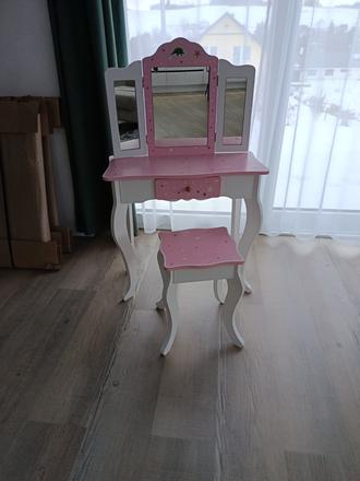 Kozmetický stolik,