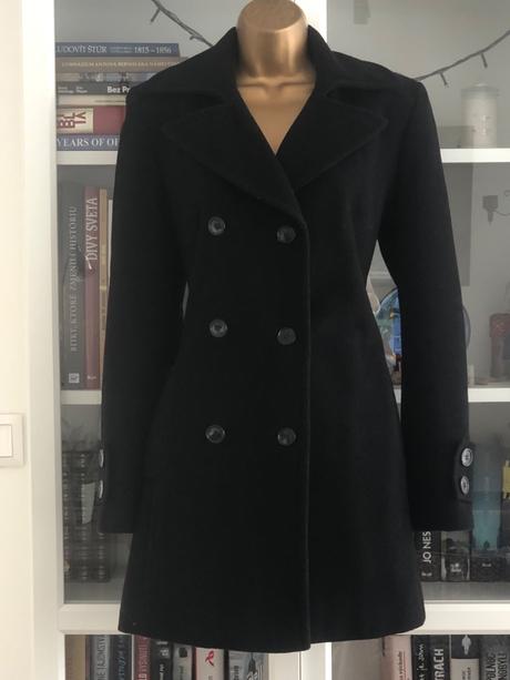 Vlnený čierny kabát, 36