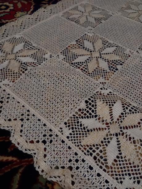 Obrus s háčkovaným vzorom 158 x 130 cm,