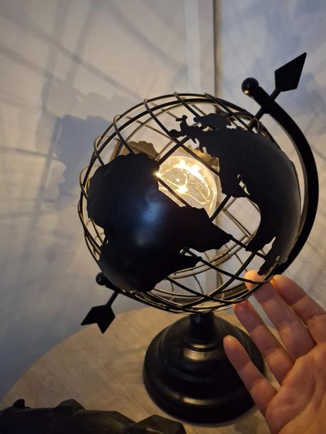 Stolová - nočná led lampa globus , da sa zasvietit,