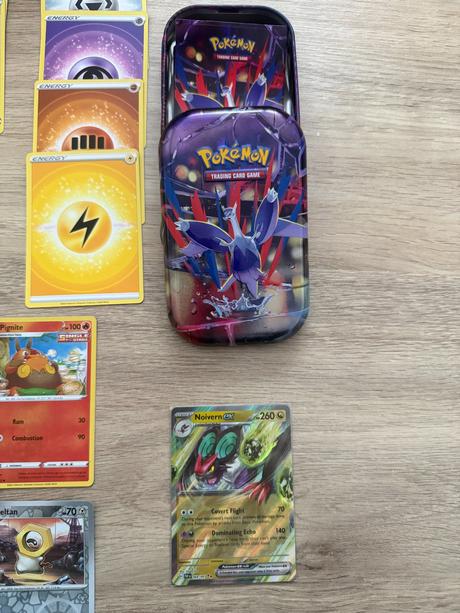 Balík 50 pokémom kariet + kovová tinka, 