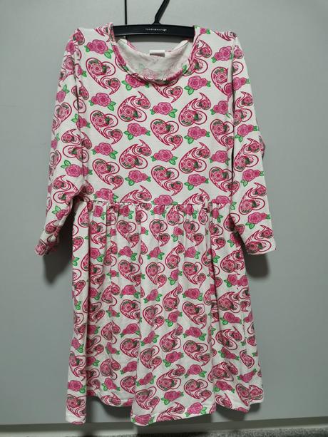 Šaty z ružičkami, 122