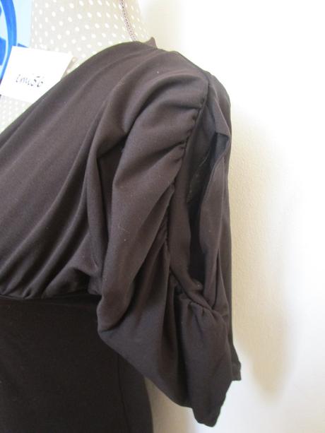 2107. tričko s výstr. v, s