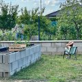 zoberie stolicku a uhana k plotu pytam
