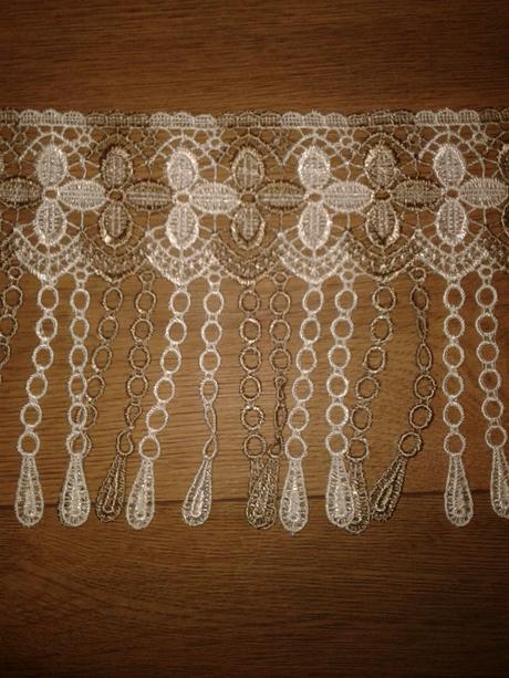 Dekoračná hrubšia krajka 3,9 m x 17 cm,