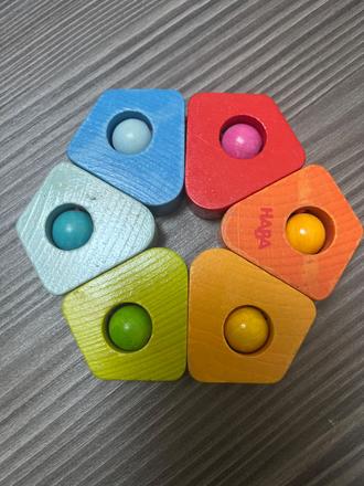 Drevená hrkálka a hryzátko haba color carousel,