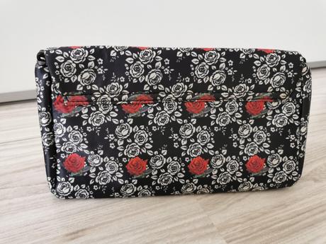 Malá kabelka s ružičkami od baťu, baťa