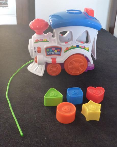 Hudobný vláčik na ťahanie a vkladanie tvarov, 