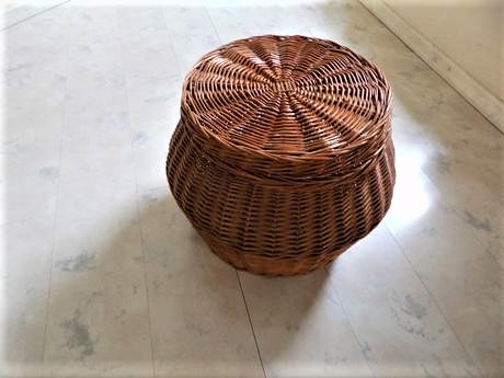 Prútený kôš s príklopom,