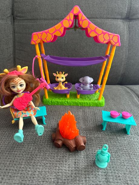 Enchantimals ideme stanovať, 