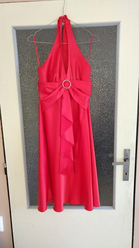 Červené spoločenské šaty, l