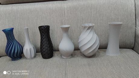 Plastová vaza na kvety, 