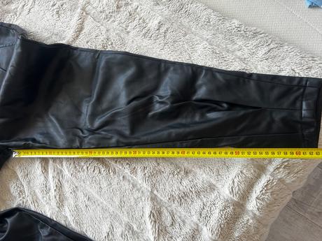 Čierne leskle nohavice imitácia kože, 34