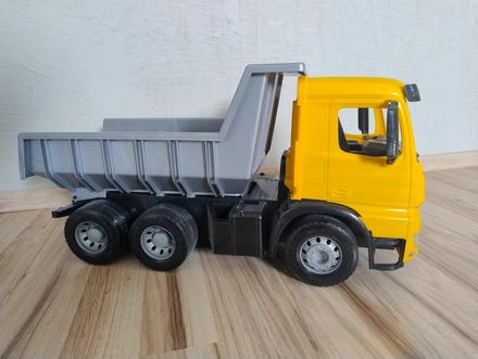 Veľké nákladné auto,