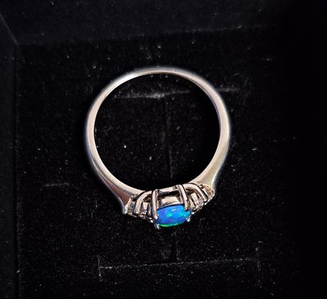 Strieborný set s opálom, 