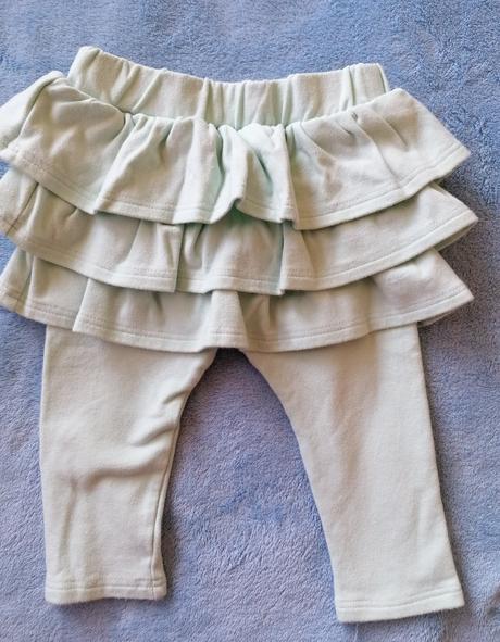 Legíny s volanmi, 74