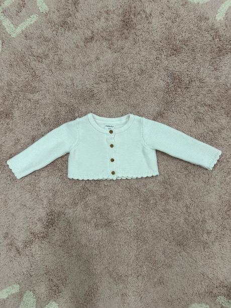 Biele svetríky na gombíky, 74