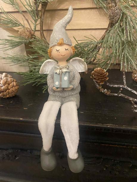 Sediaci anjel s darčekom, 