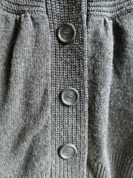 Šedý hrubý sveter s väčšími gombíkami značky h&m, h&m,xs