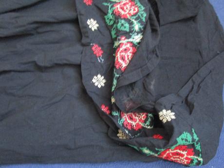 2393. šaty vyšívané, m