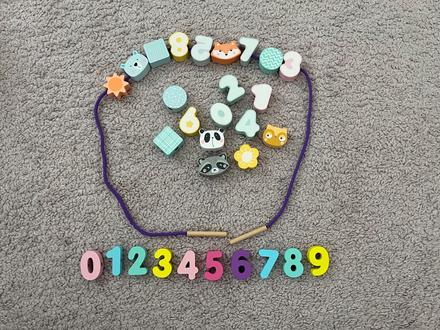 Drevené čísla a bloky na navliekanie small foot, 