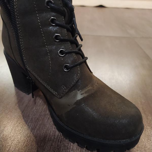 Riešenie problému šúpucej sa umelej usne na čižmách