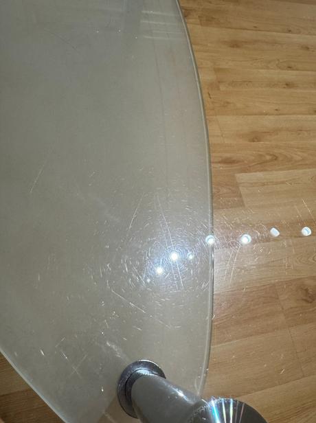 Sklenený konferenčný stolík, 