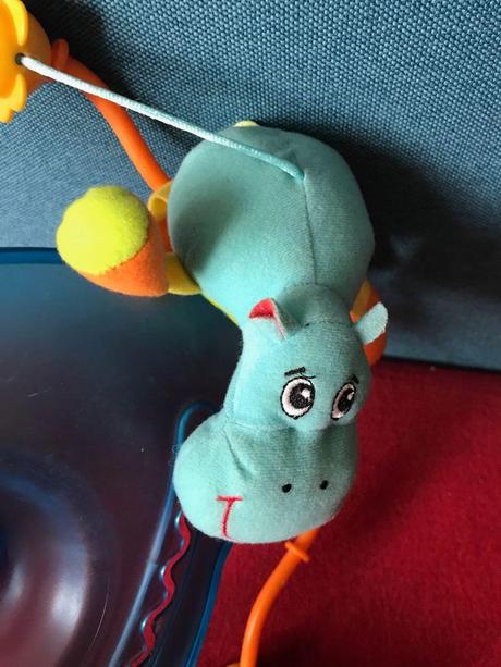 Kololotoč nad postielku, hrá, toči sa a svieti,